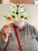 Disfraces y máscaras en el taller de manualidades - Aita Menni