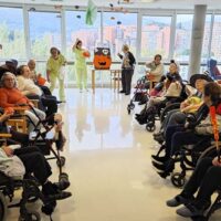 Varias personas mayores en una sala decorada con motivos de Halloween